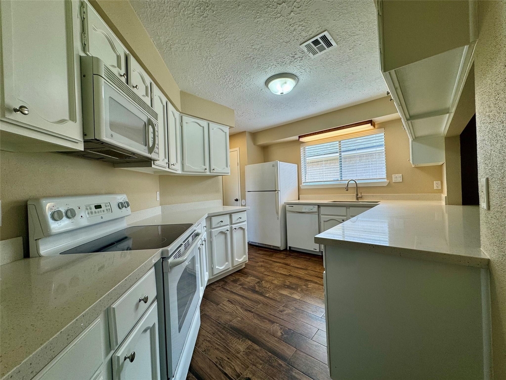 9831 Shell Rock Road - Photo 10