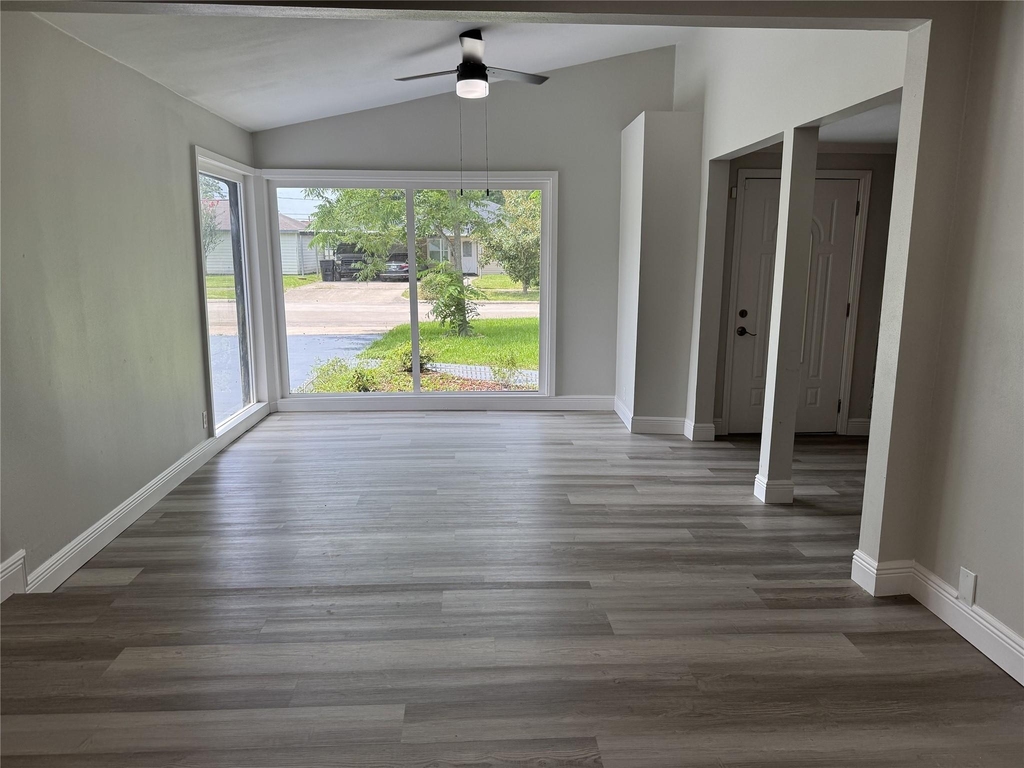 1318 Sulphur Street - Photo 2