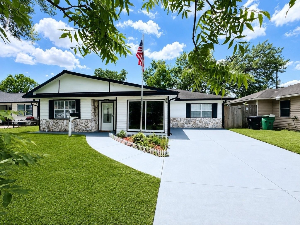 1318 Sulphur Street - Photo 0