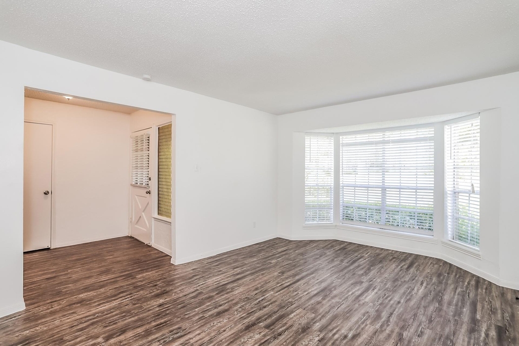 26218 Maplewood Drive - Photo 2