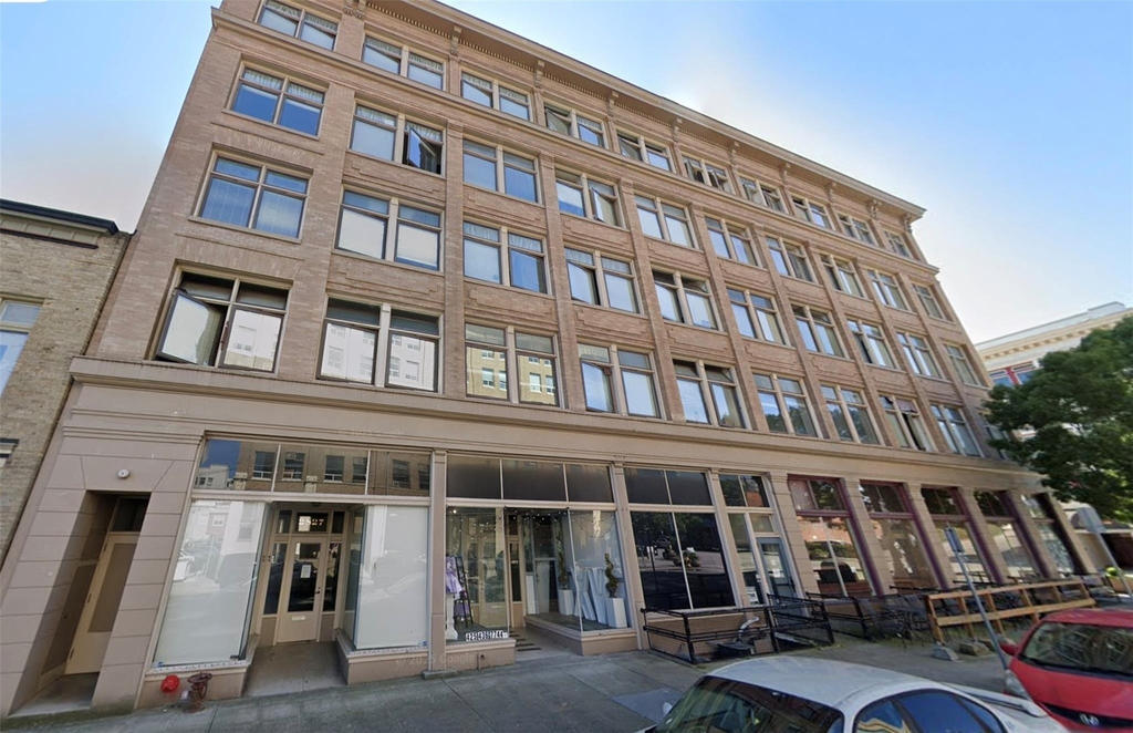 1801 Hewitt Ave - Photo 2