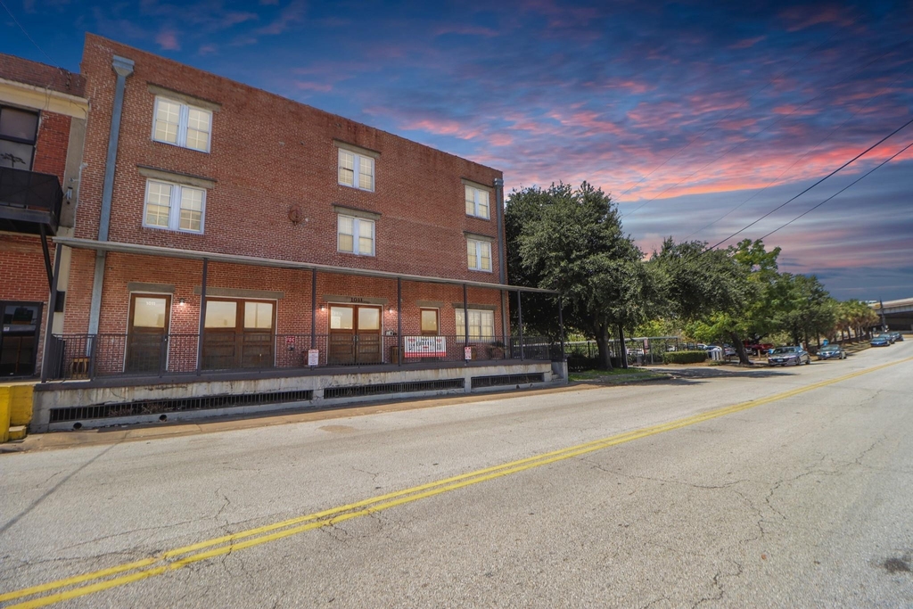 1011 Wood Street - Photo 0