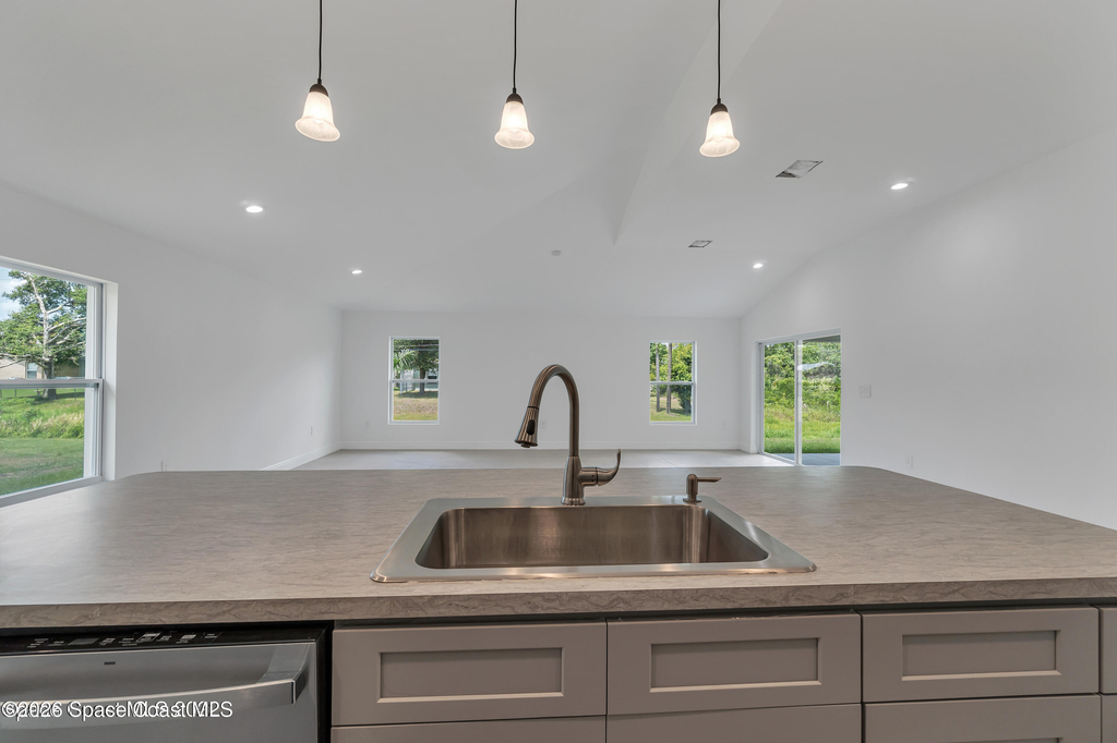 2310 Madrid Avenue Se - Photo 8