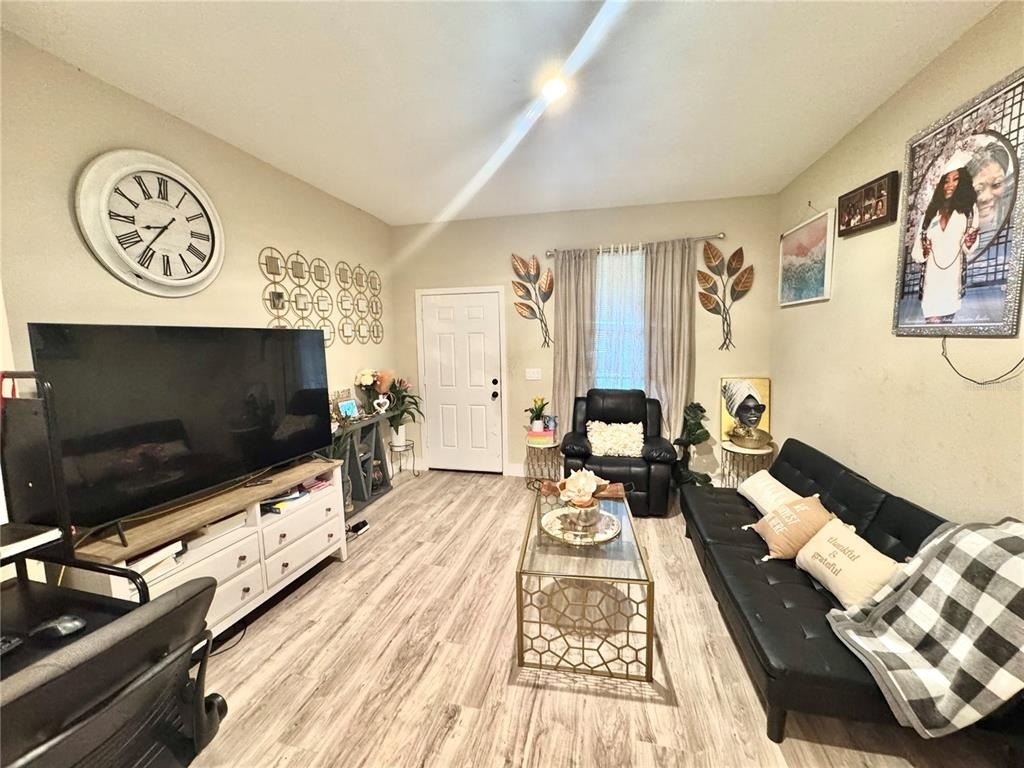 113 E Cleveland Street - Photo 2