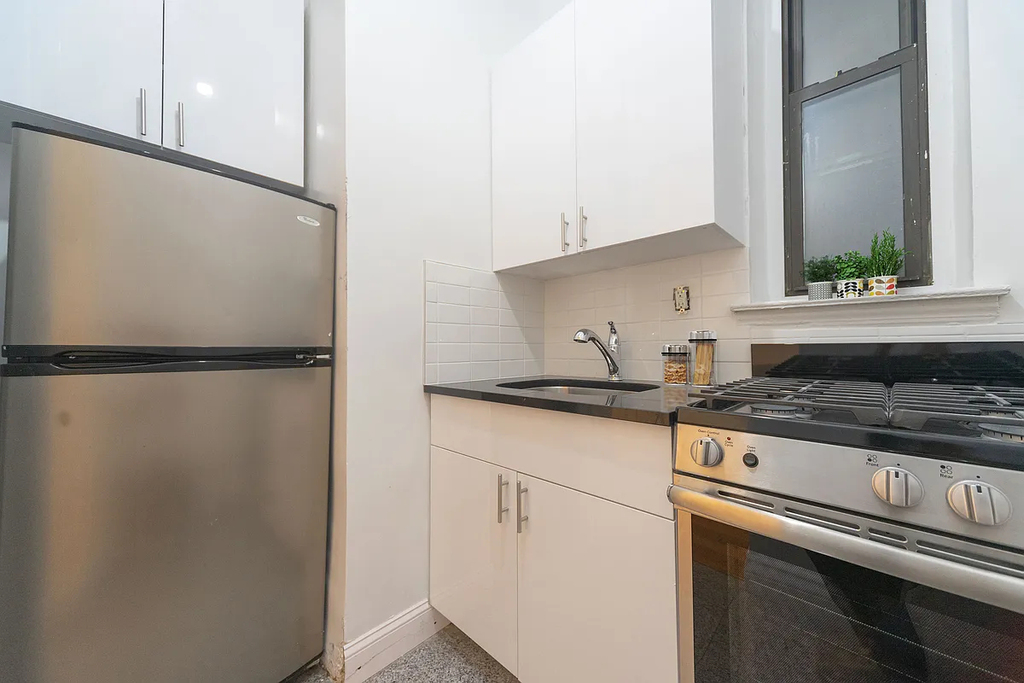 210 East 38th Street - Photo 3