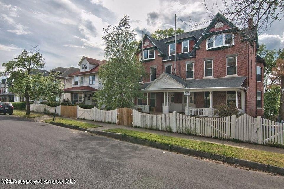 533 Quincy Avenue - Photo 0