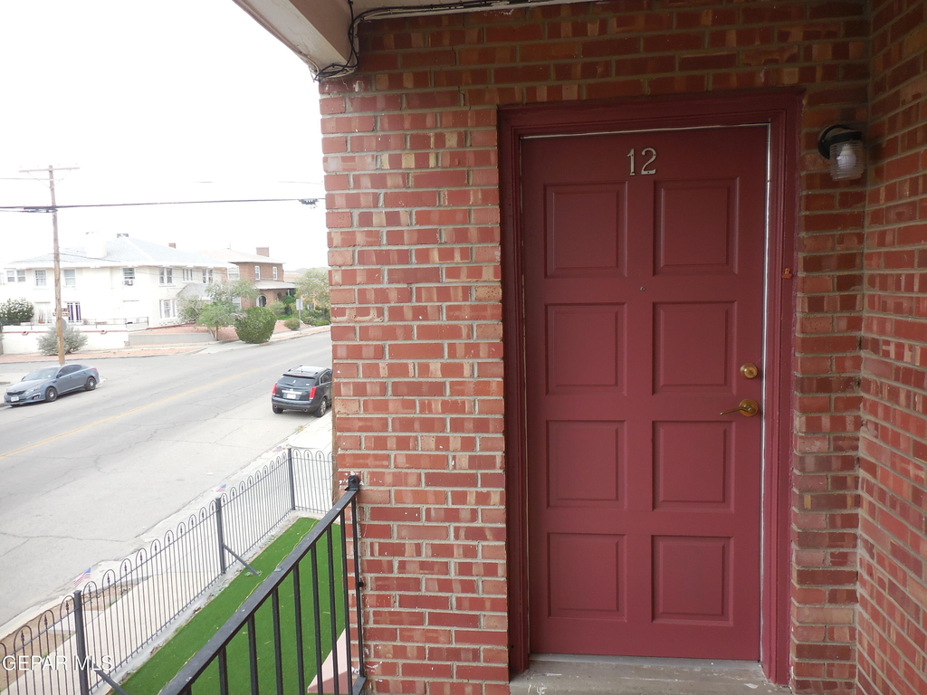 701 W Yandell Drive - Photo 0