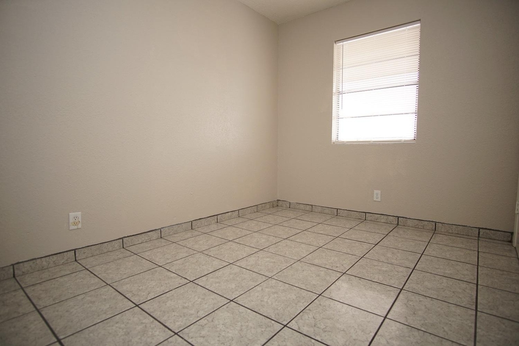 4700 Maxwell Avenue - Photo 6