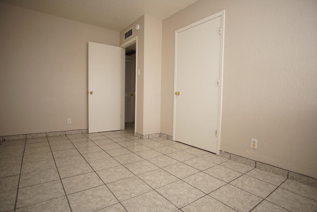 4700 Maxwell Avenue - Photo 9