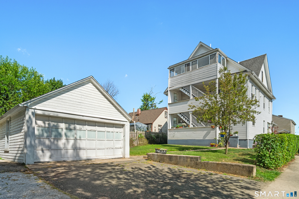 318 Suburban Avenue - Photo 3