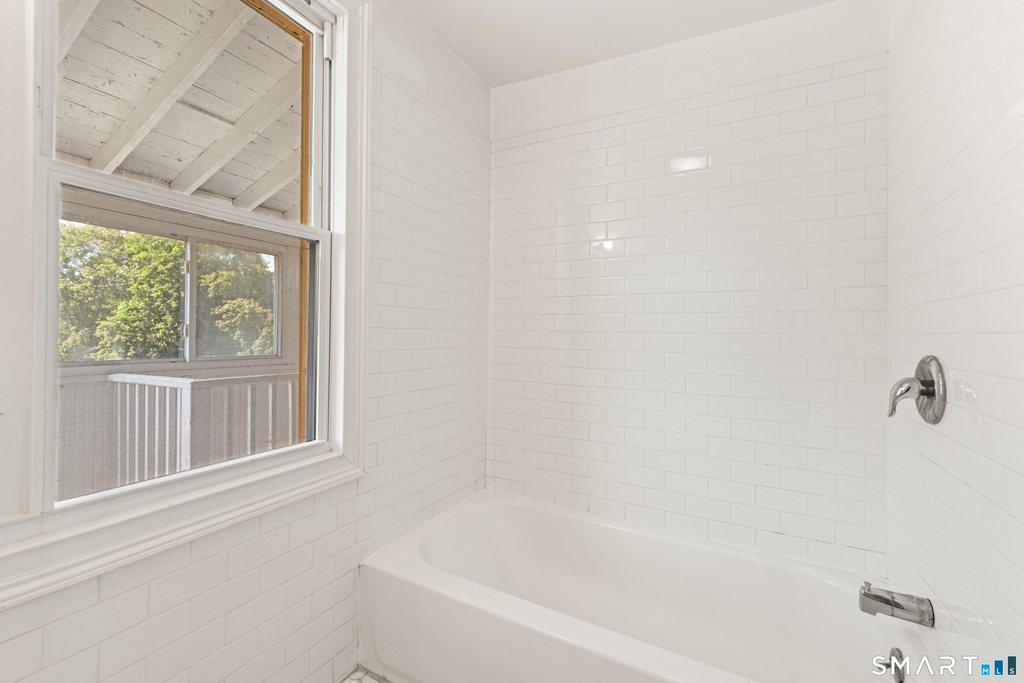 318 Suburban Avenue - Photo 18