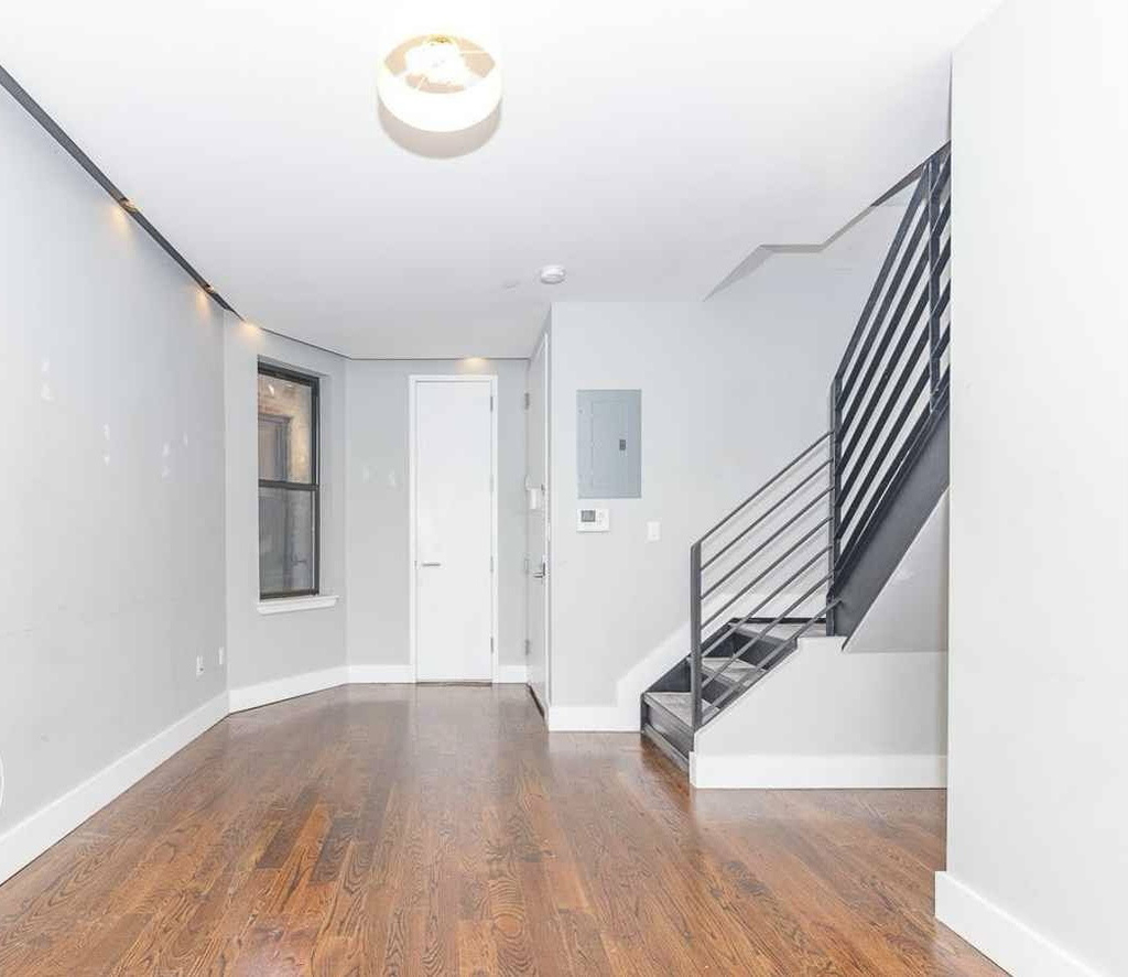 615 Gates Avenue - Photo 2