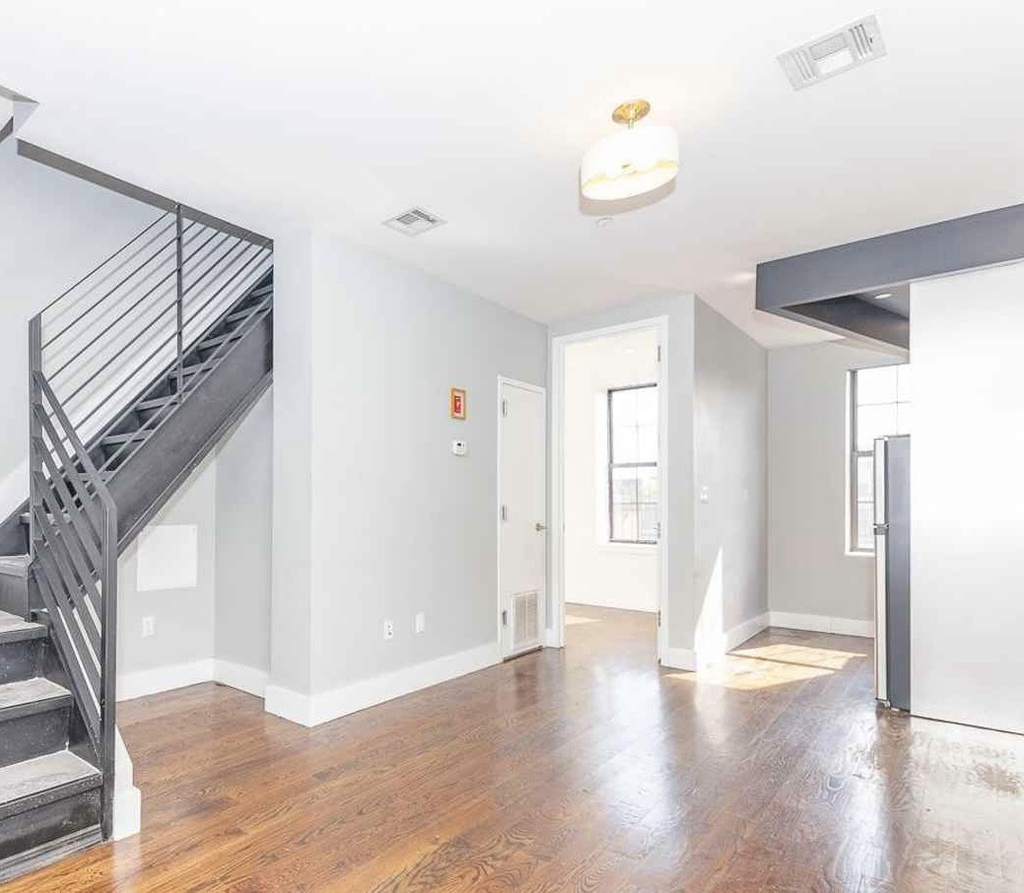 615 Gates Avenue - Photo 0