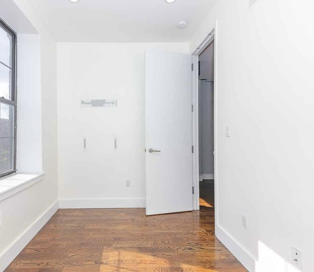 615 Gates Avenue - Photo 4