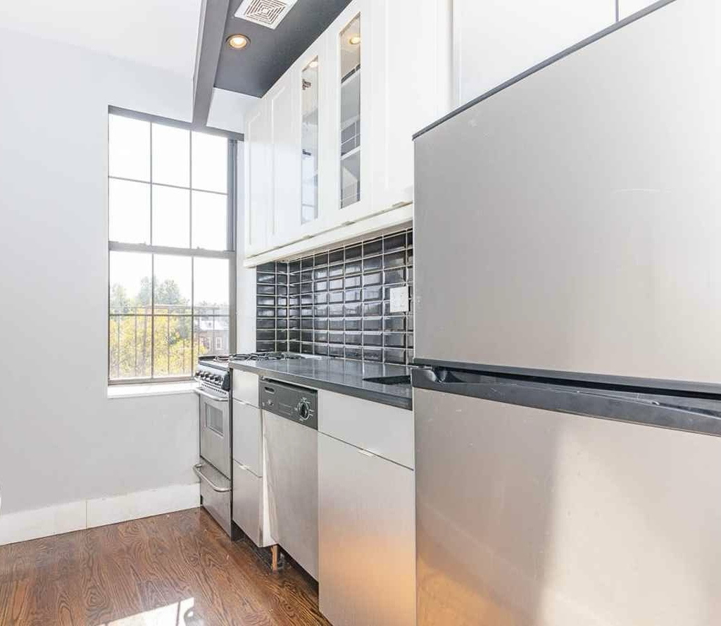 615 Gates Avenue - Photo 1