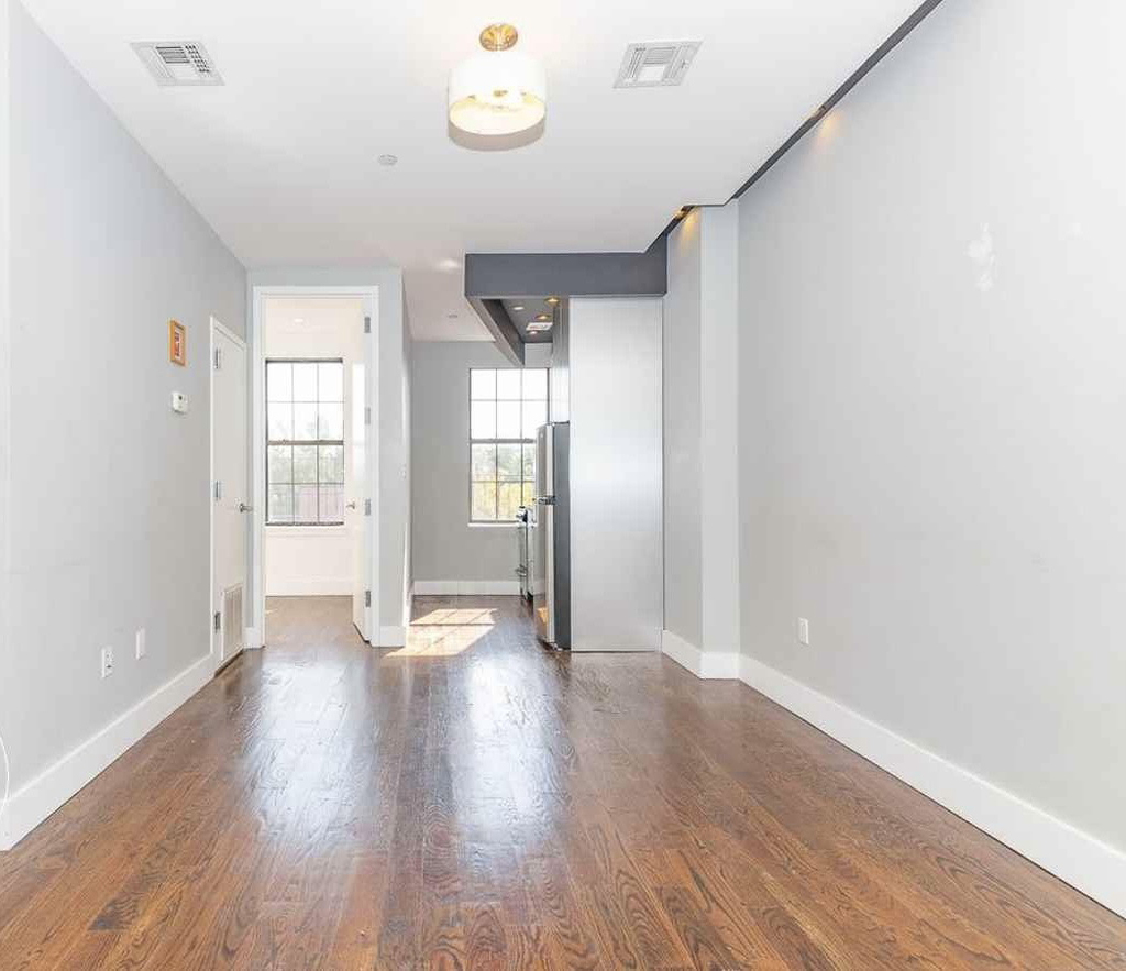 615 Gates Avenue - Photo 3