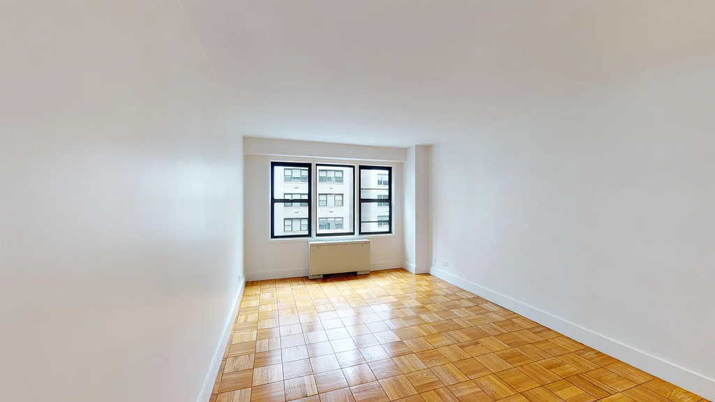 East 63rd Street - Photo 5