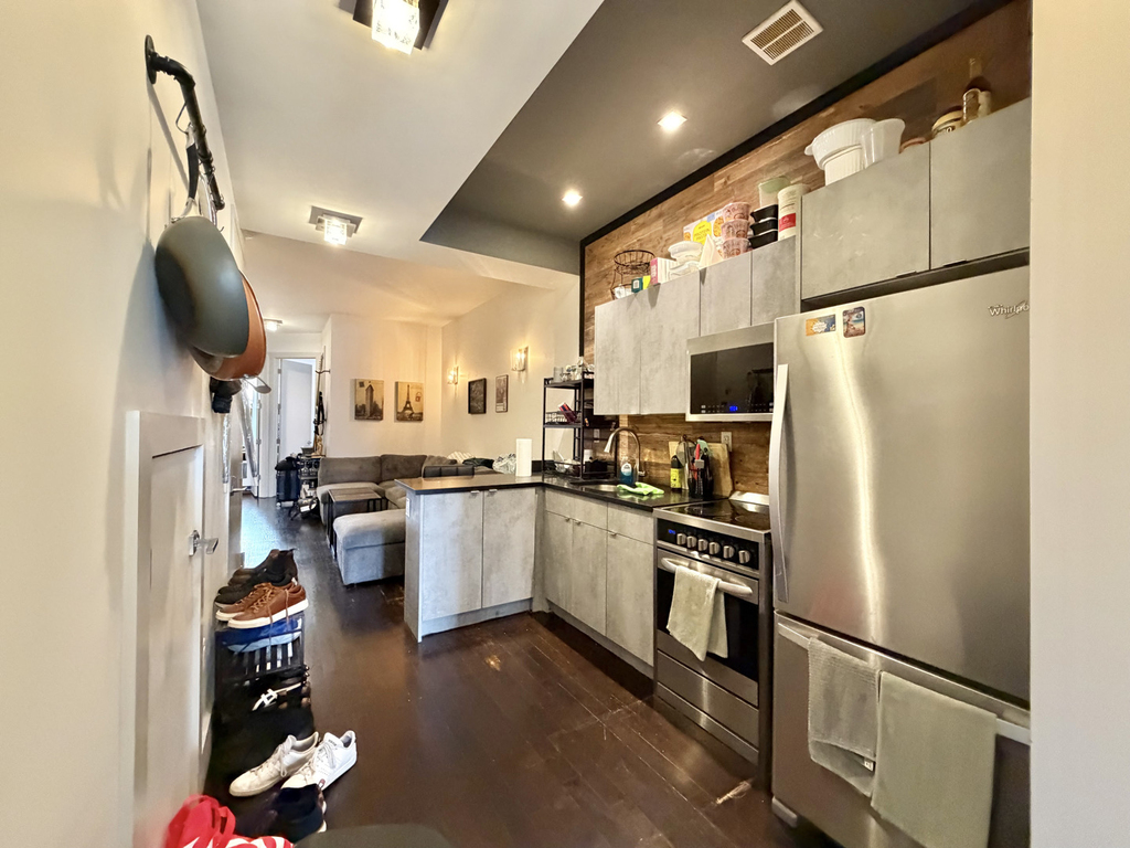 376 Graham Avenue - Photo 1