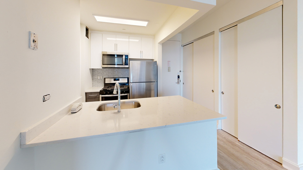 10 Hanover Square - Photo 1