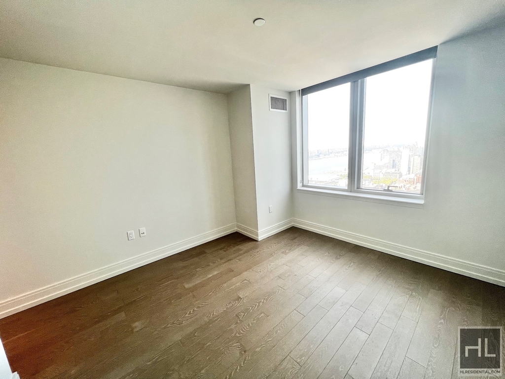 10th Avenue - Photo 6