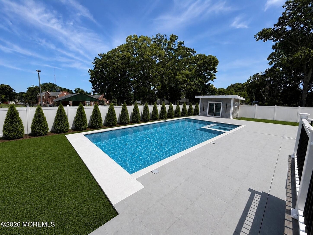 19 Roslyn Drive - Photo 0