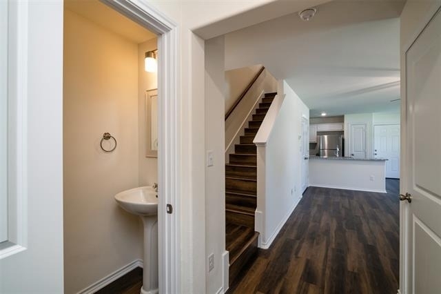 201 S May Street - Photo 2