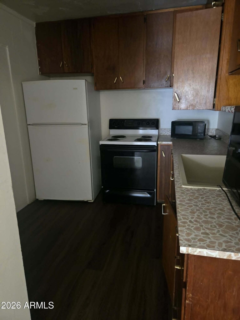 909 N Kadota Avenue - Photo 2