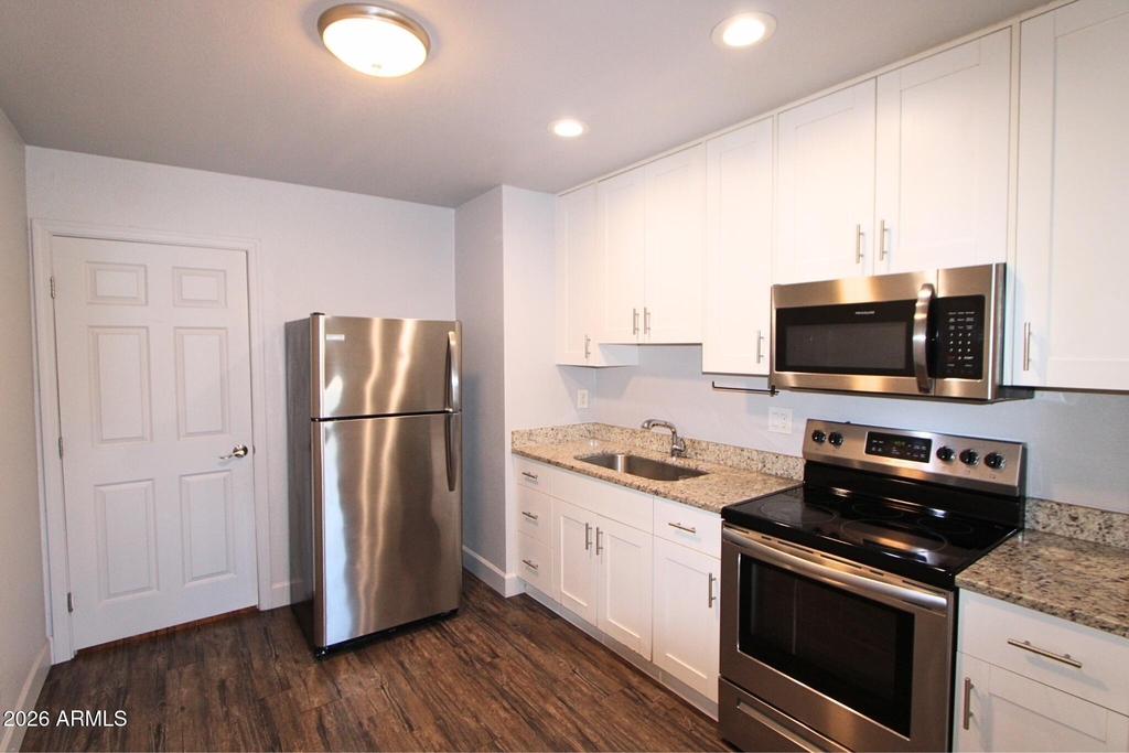 550 W 9th Street - Photo 2