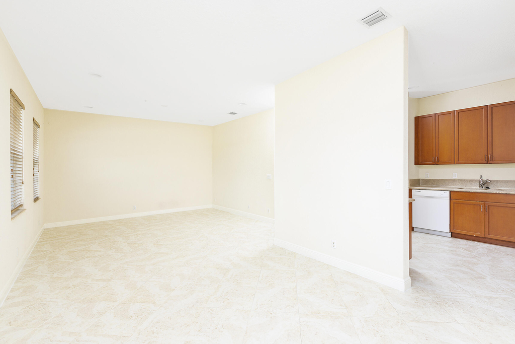 6807 Lakeside Circle N - Photo 2