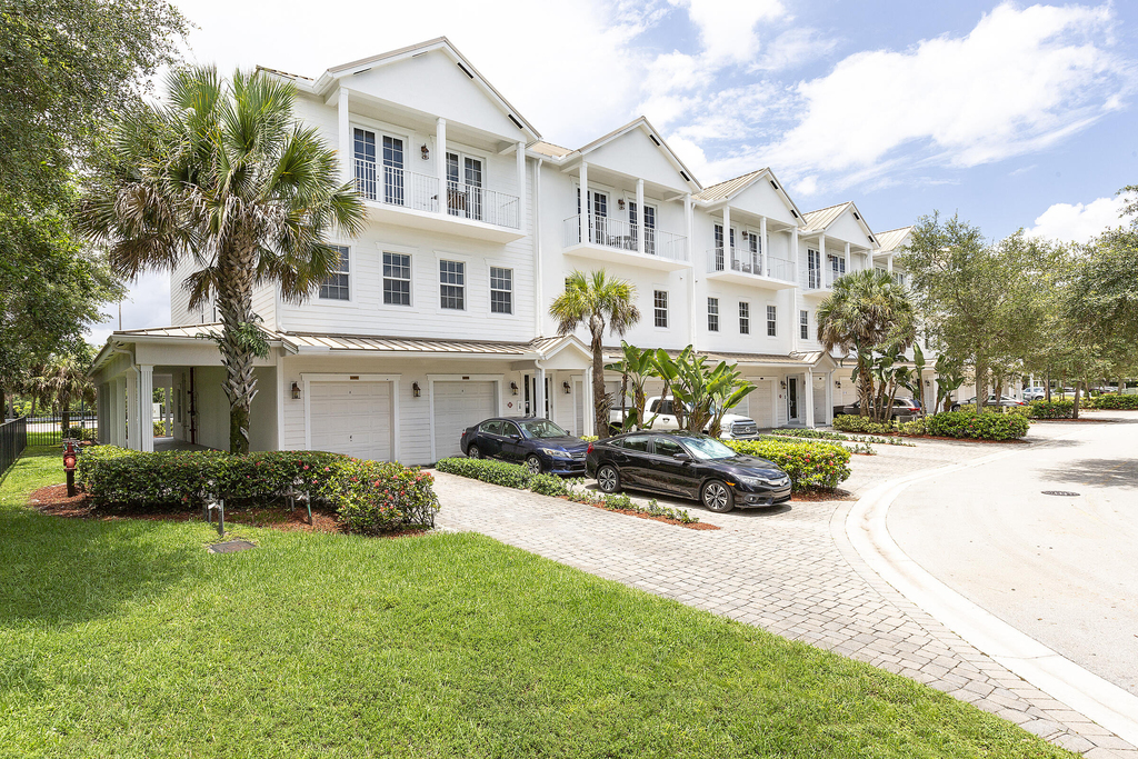 6807 Lakeside Circle N - Photo 0