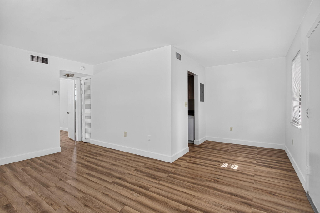 2141 Ne 42nd Street - Photo 4