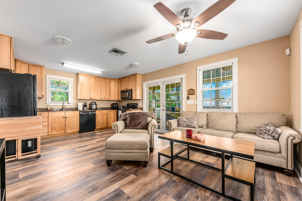 404 Sw Camden Avenue - Photo 1