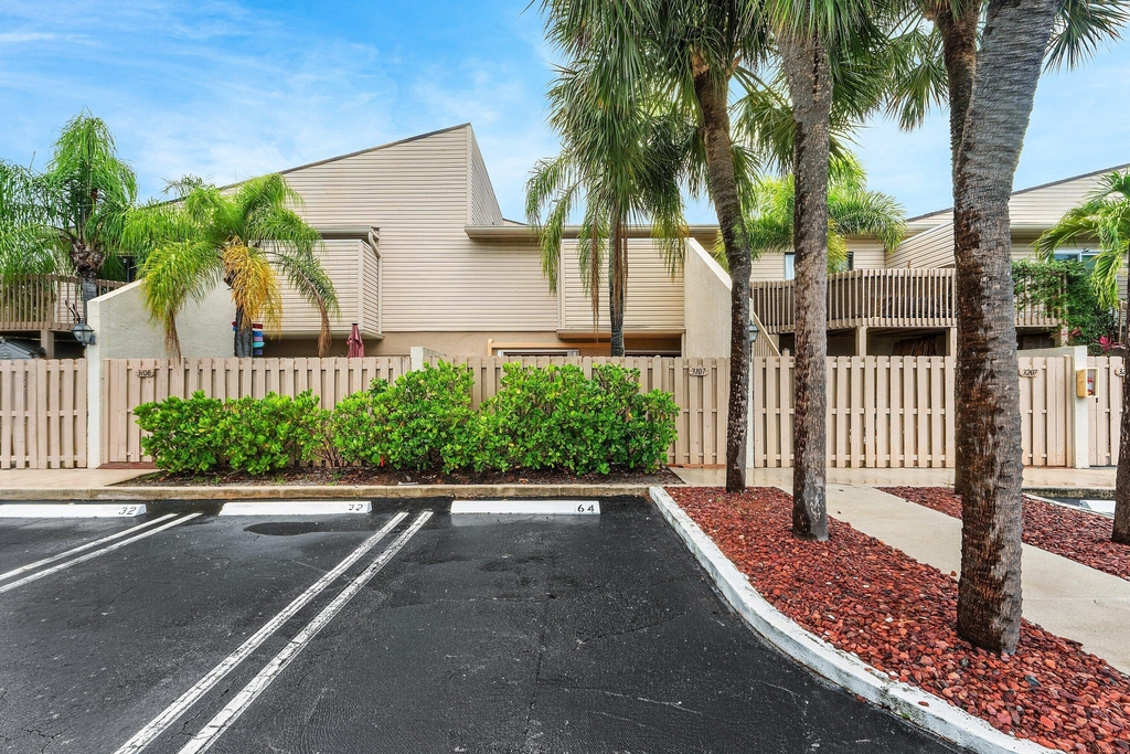 612 Executive Center Drive - Photo 0