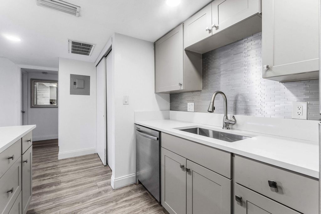 612 Executive Center Drive - Photo 14