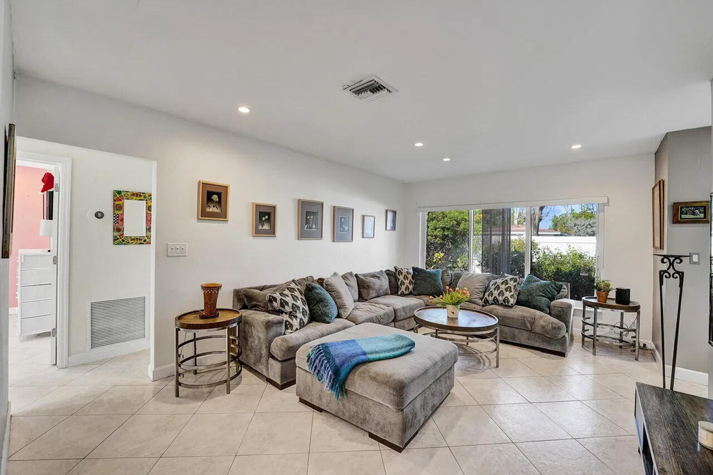 1036 Ne 9th Avenue - Photo 5