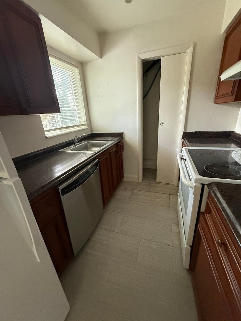 2317 Ne 2nd Street - Photo 2