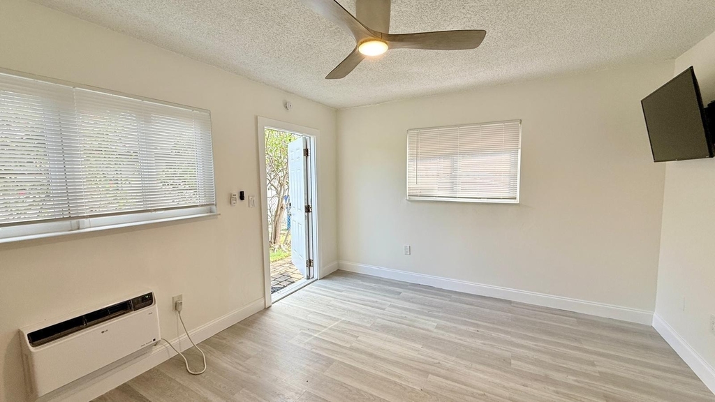 820 Ne 17th Avenue - Photo 2