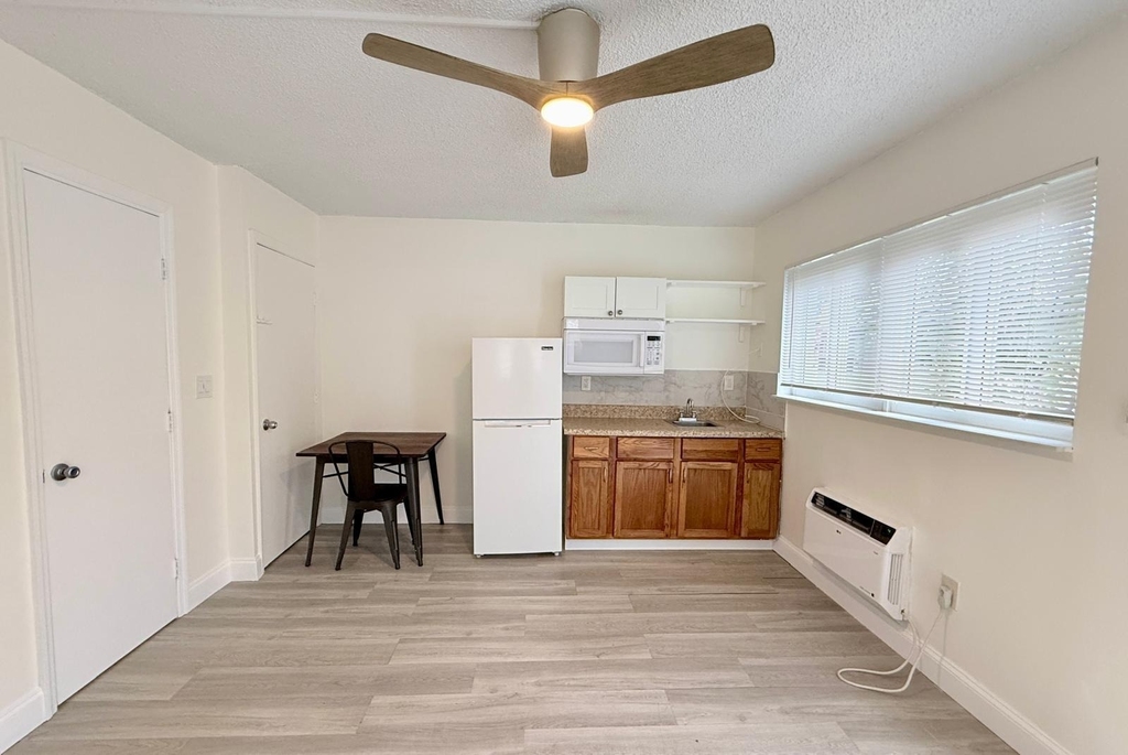 820 Ne 17th Avenue - Photo 1