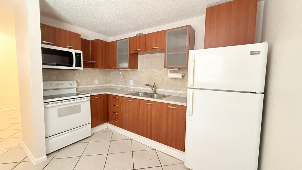 501 W Kalmia Drive - Photo 2