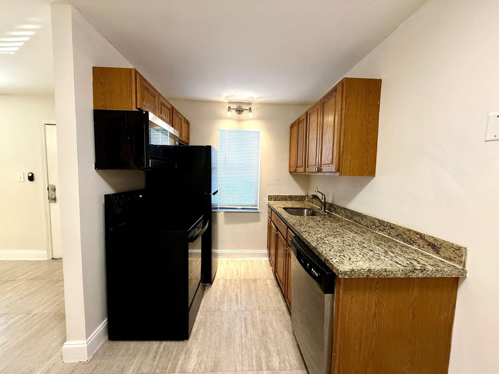 607 Ne 29th Drive - Photo 1