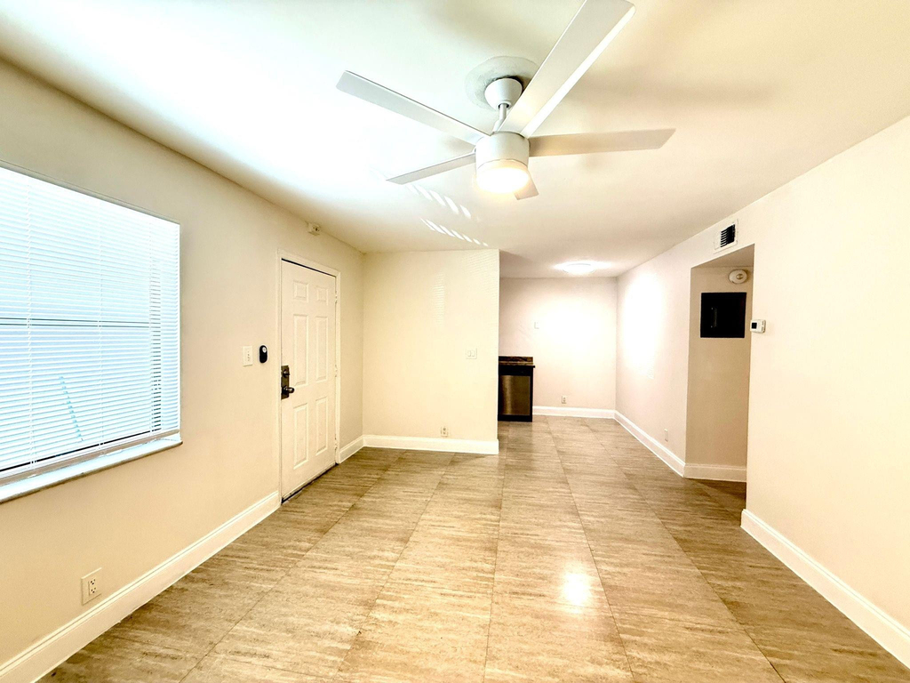 607 Ne 29th Drive - Photo 0