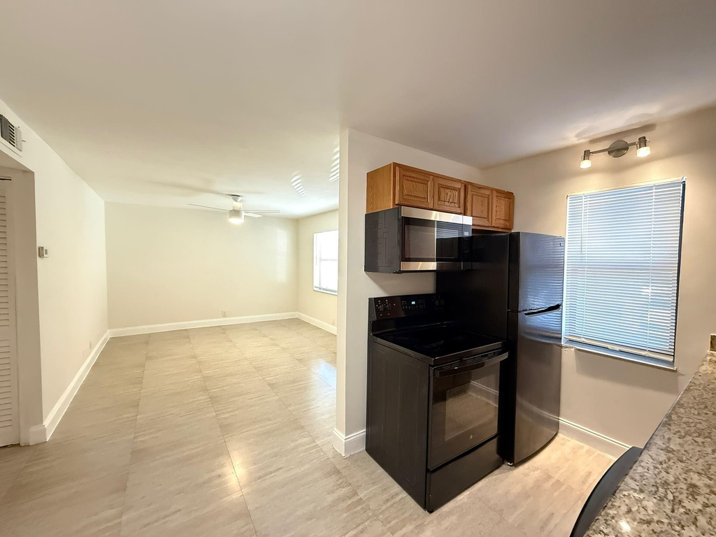 607 Ne 29th Drive - Photo 3