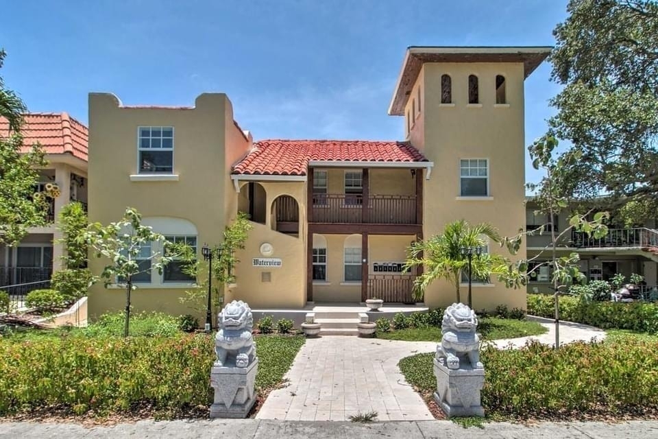 407 S Lakeside Drive - Photo 0