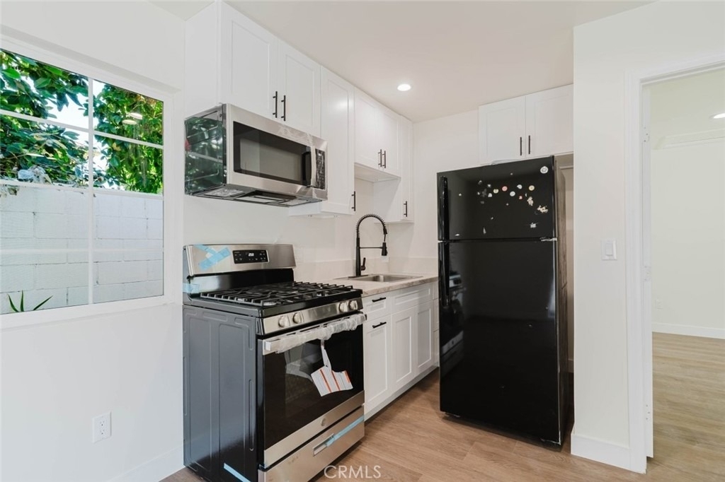 17906 Califa Street - Photo 4