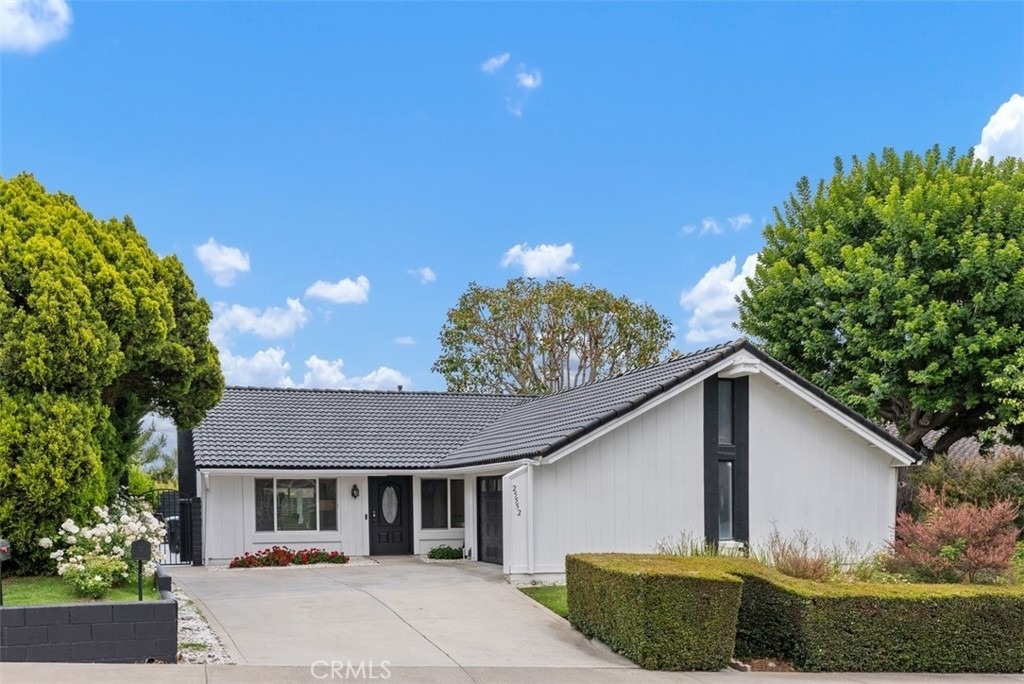 25552 Mackenzie Street - Photo 0