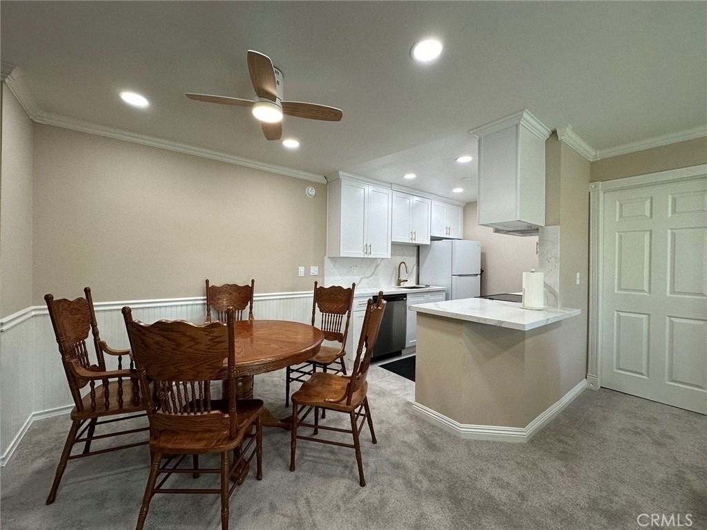552 N Bellflower Boulevard - Photo 0