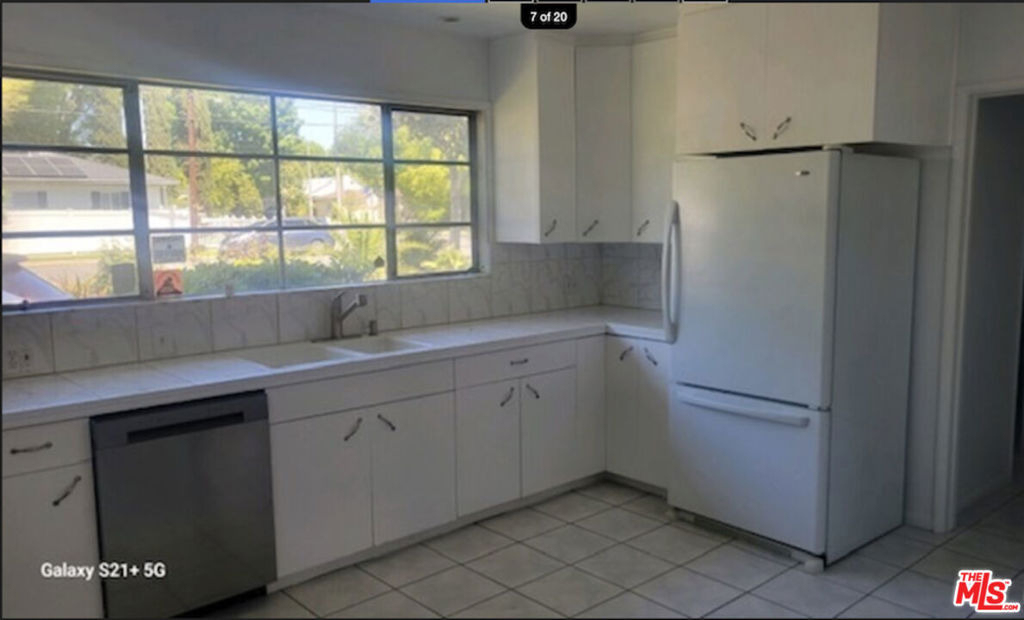 17402 Hart Street - Photo 4