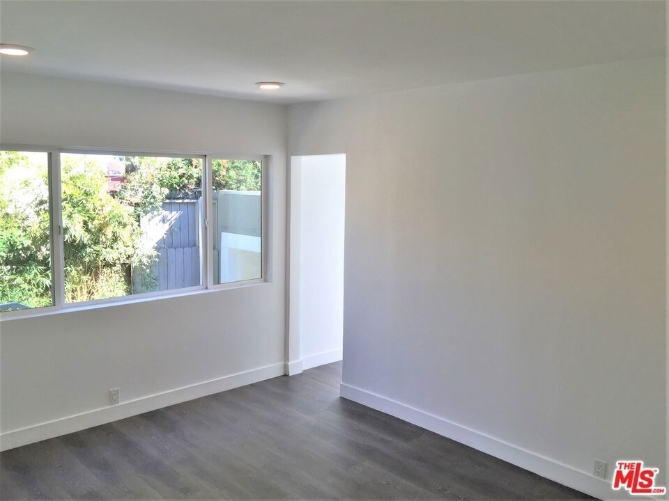 8538 W West Knoll Drive - Photo 14