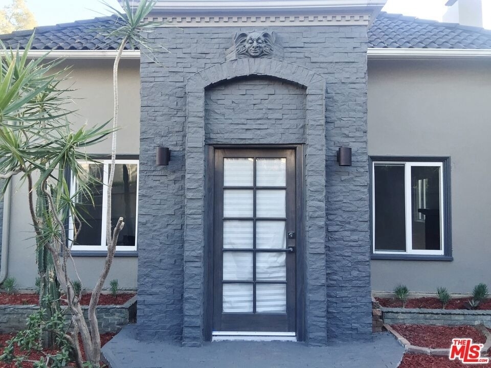 8538 W West Knoll Drive - Photo 1