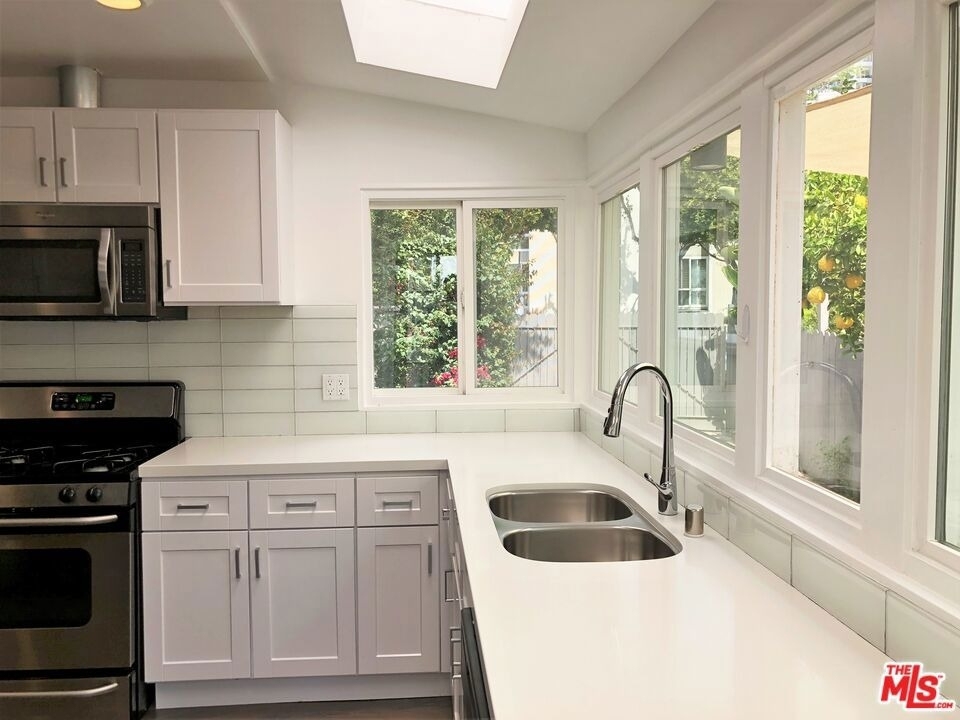 8538 W West Knoll Drive - Photo 7